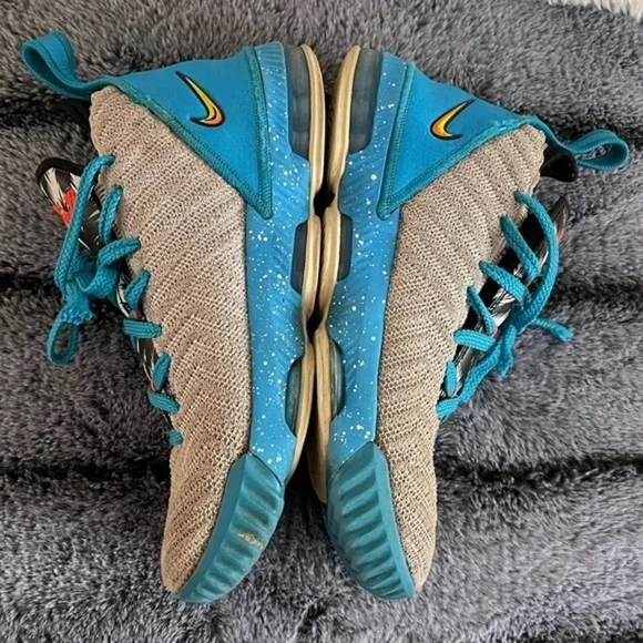 LeBron James Nike Tennis shoes Sneakers Youth Lebron Tropical Beach 5Y - Picture 5 of 7